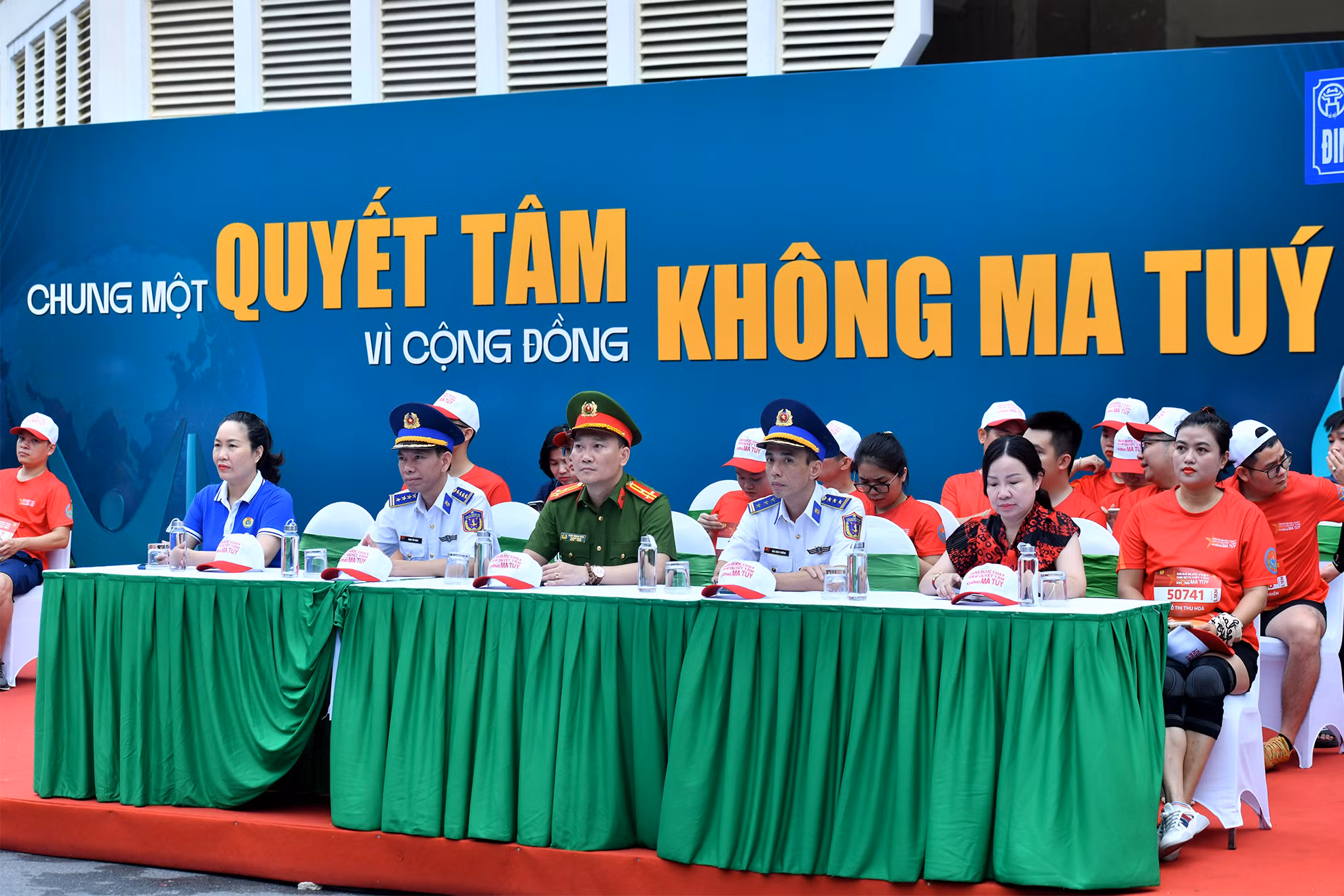 Các đại biểu tham dự khai mạc giải chạy.