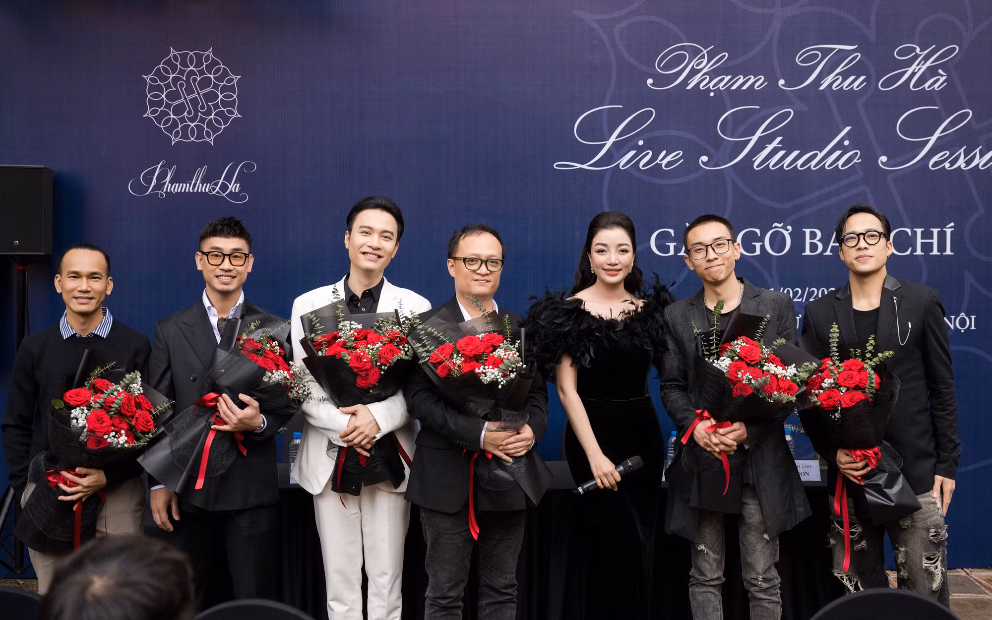 Ca sĩ Phạm Thu Hà và ê-kíp thực hiện: đạo diễn Duy Nghĩa, các ca sĩ Tuấn Dũng, Anh Duy, các đạo diễn Tuấn Nam, Hồng Sơn và nhà thiết kế Lê Lâm.