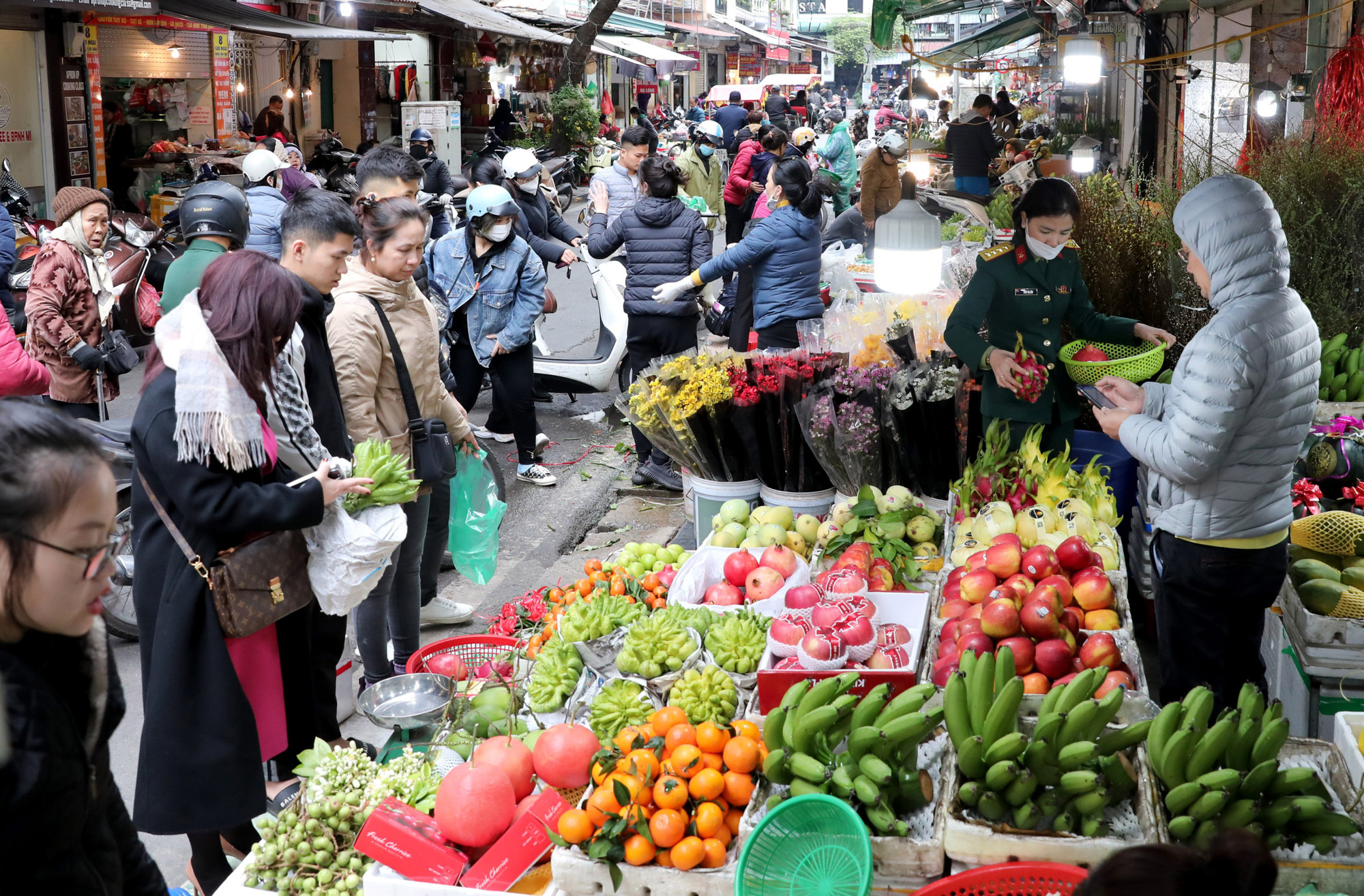 Đi chợ Tết. (Ảnh: KHIẾU MINH) Đi chợ Tết. (Ảnh: KHIẾU MINH)