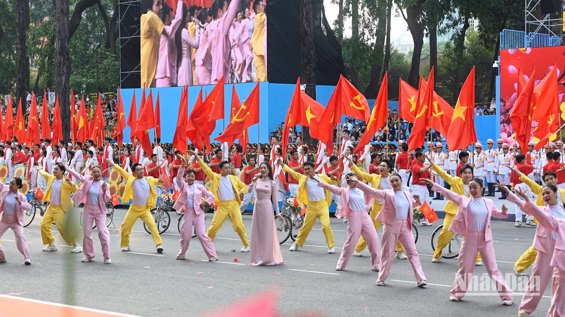 Ca sĩ Phương Mỹ Chi tại chương trình nghệ thuật mở đầu Lễ kỷ niệm 50 năm Ngày Giải phóng miền nam, thống nhất đất nước. (Ảnh: DUY LINH)