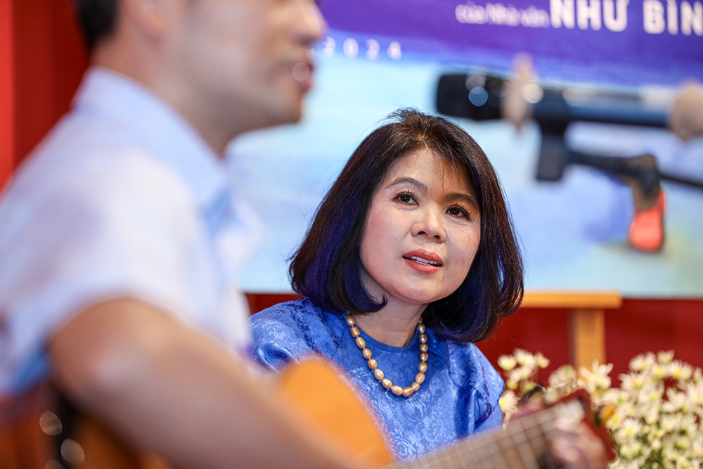 Tác giả Như Bình trong buổi ra mắt các tác phẩn văn thơ và hội họa của mình. Tác giả Như Bình trong buổi ra mắt các tác phẩn văn thơ và hội họa của mình.