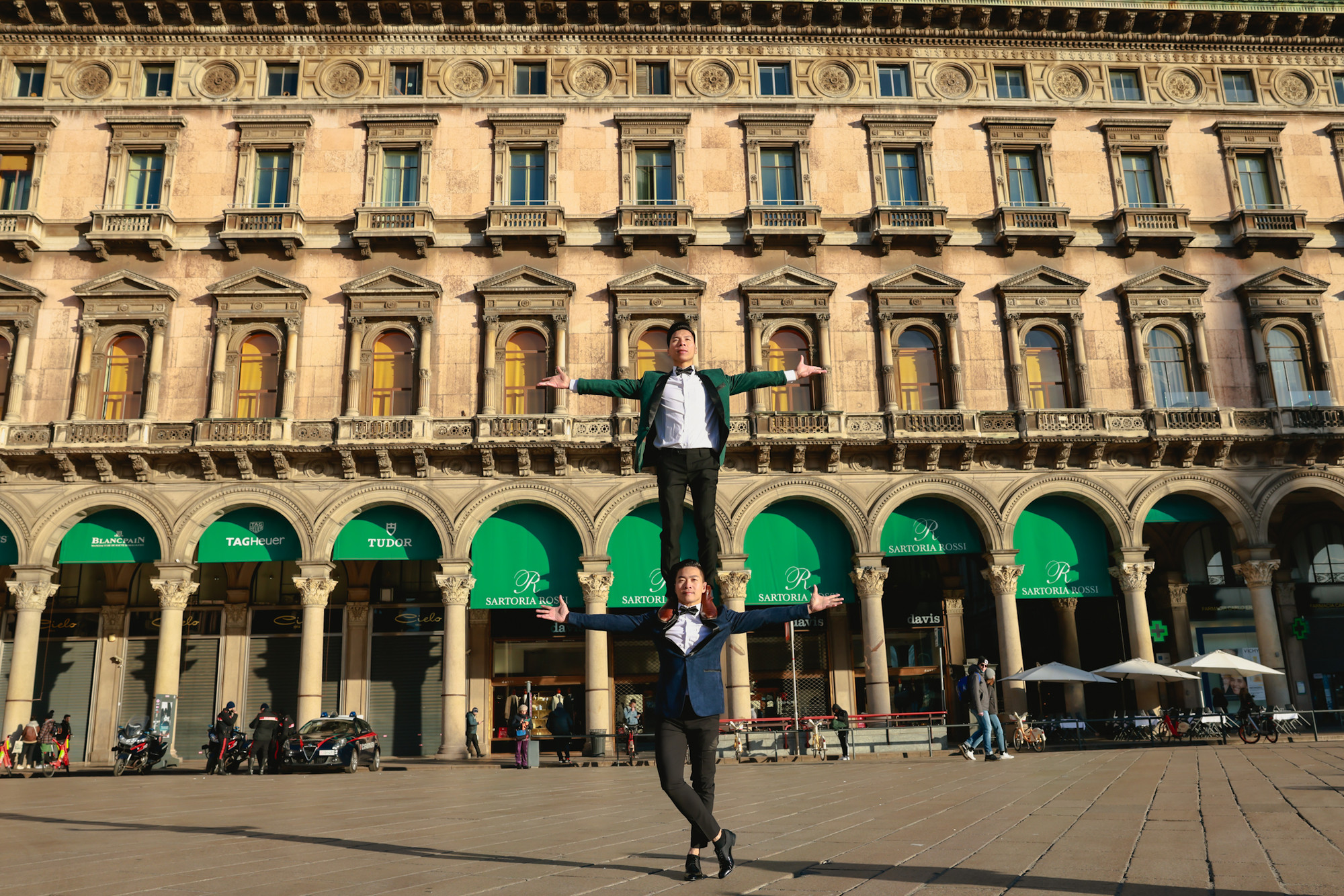 Hai anh em tại Ngân hàng Cesare Ponti Sede chi nhánh Milan.