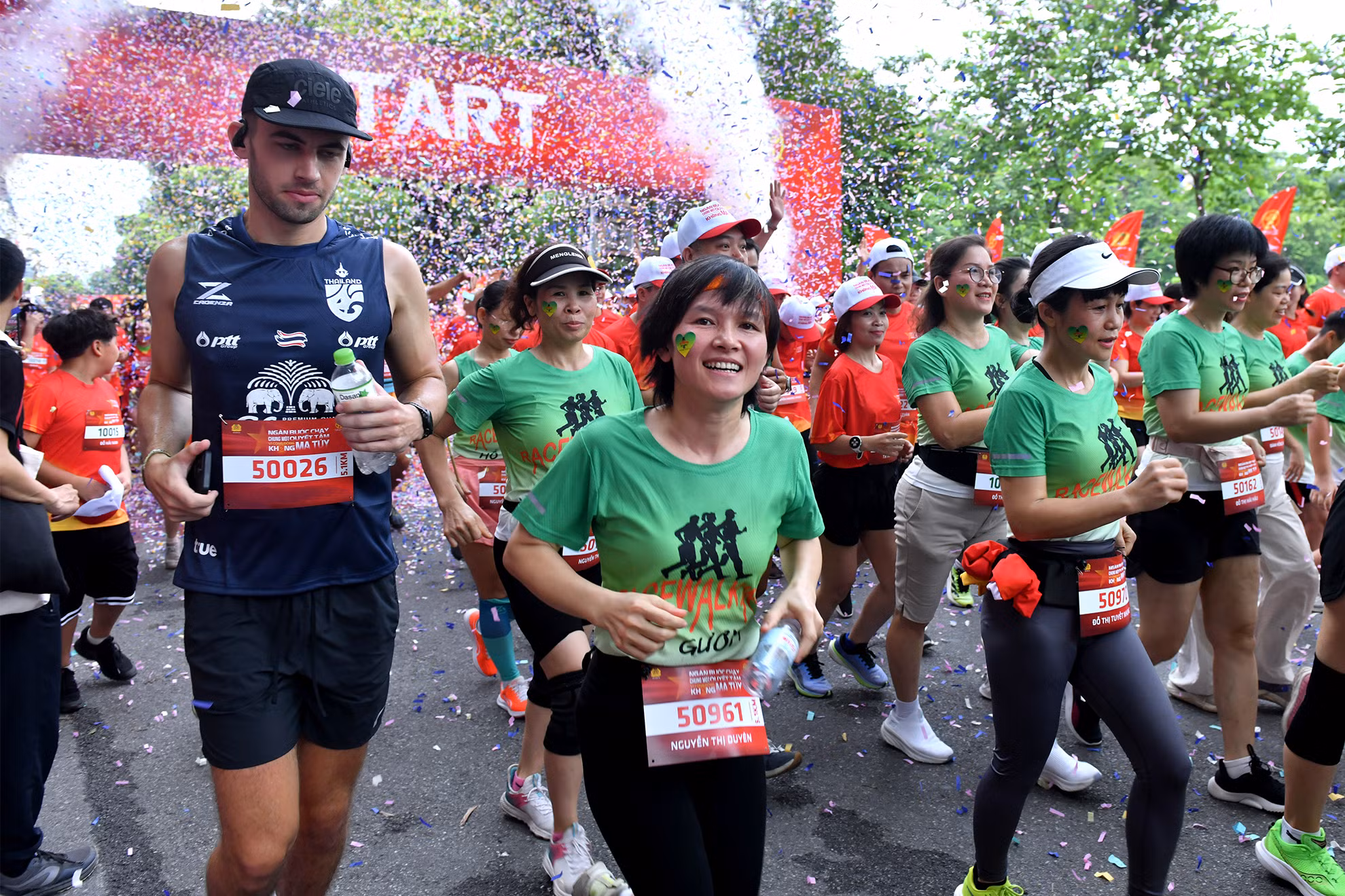 Người nước ngoài tham gia giải chạy.