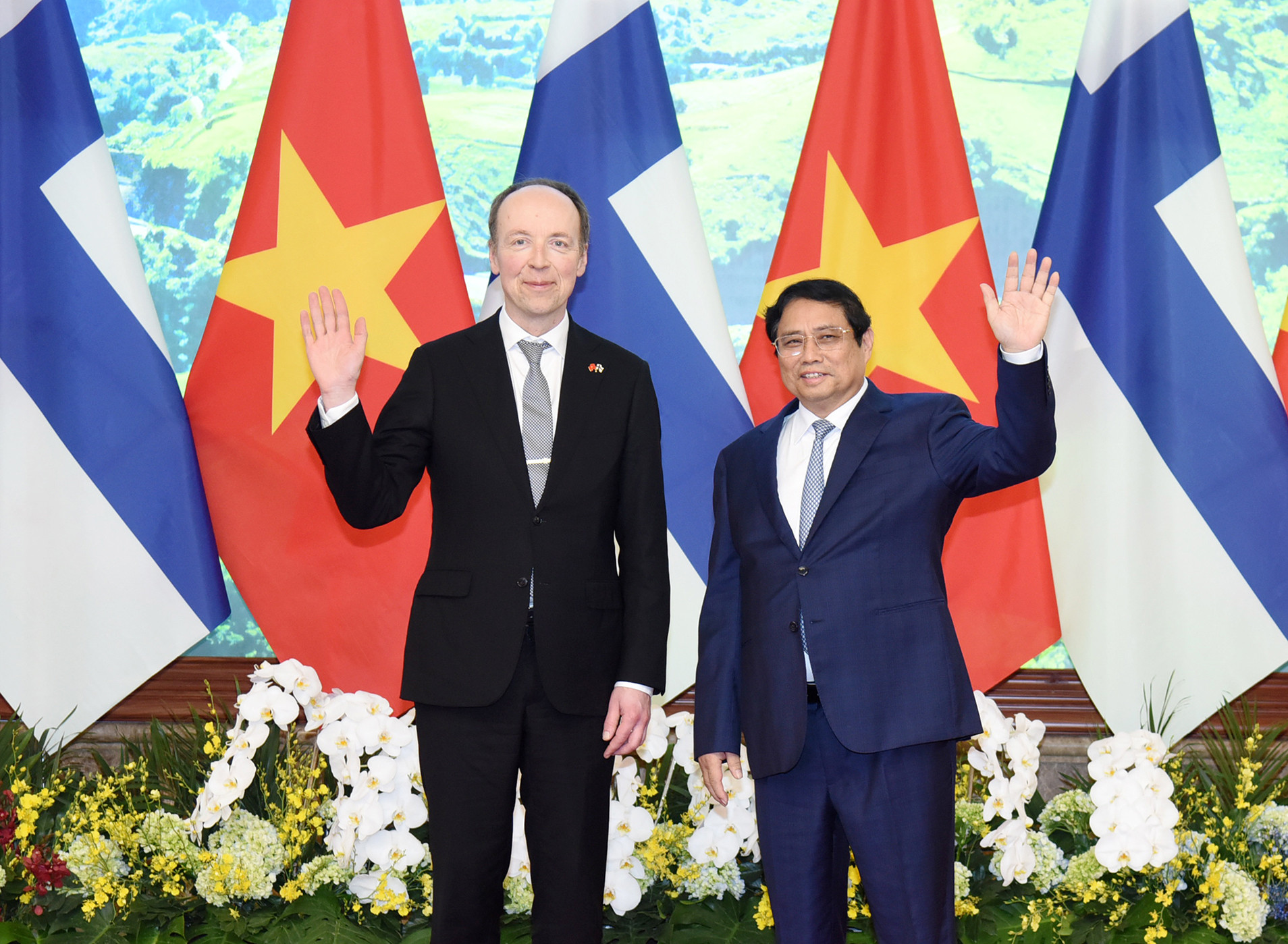 Thủ tướng Phạm Minh Chính và Chủ tịch Quốc hội Phần Lan Jussi Halla-aho vẫy chào các cơ quan thông tấn báo chí.