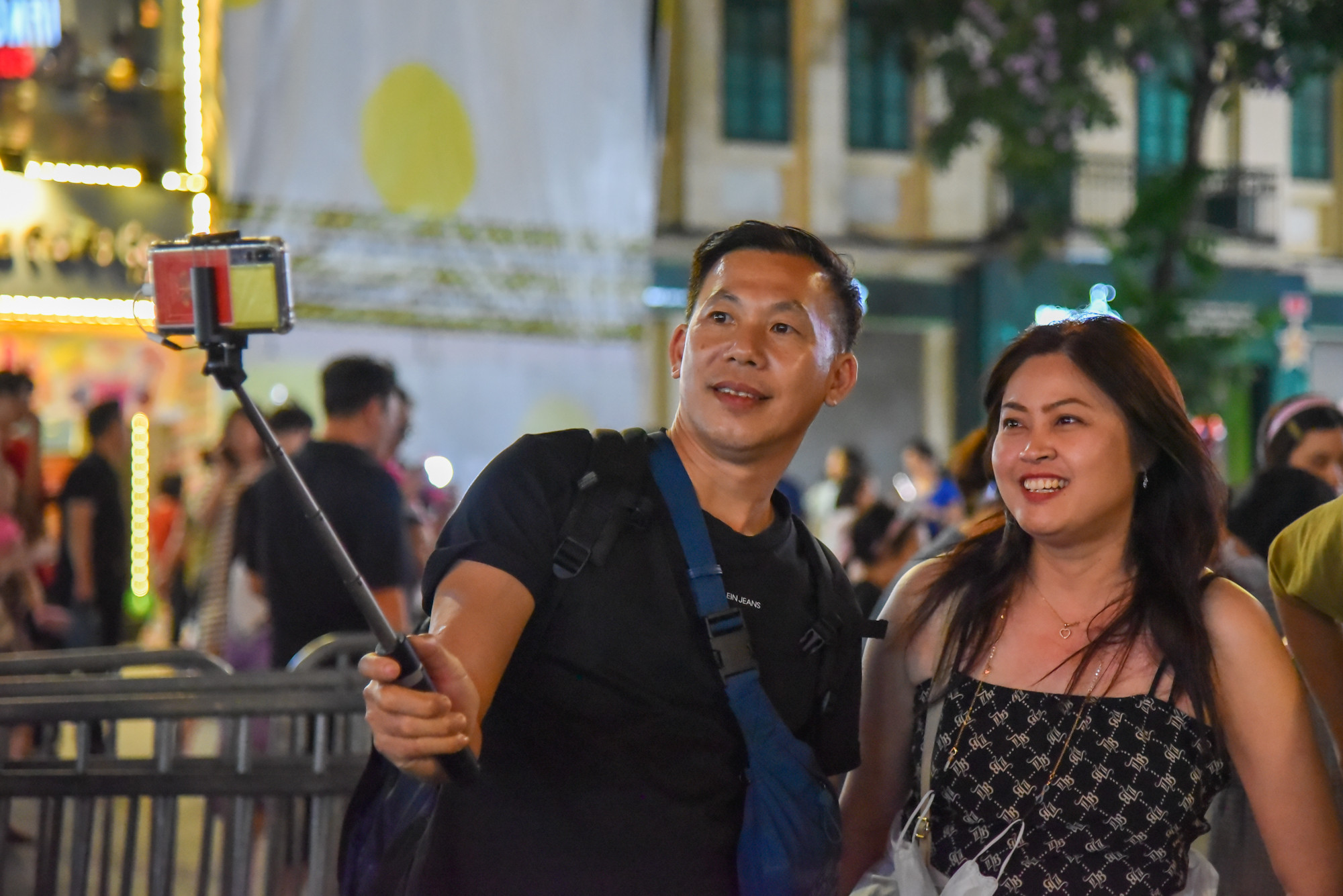 Du khách chụp hình “check-in”, lưu lại kỷ niệm về mùa nghỉ lễ năm nay. Du khách chụp hình “check-in”, lưu lại kỷ niệm về mùa nghỉ lễ năm nay.