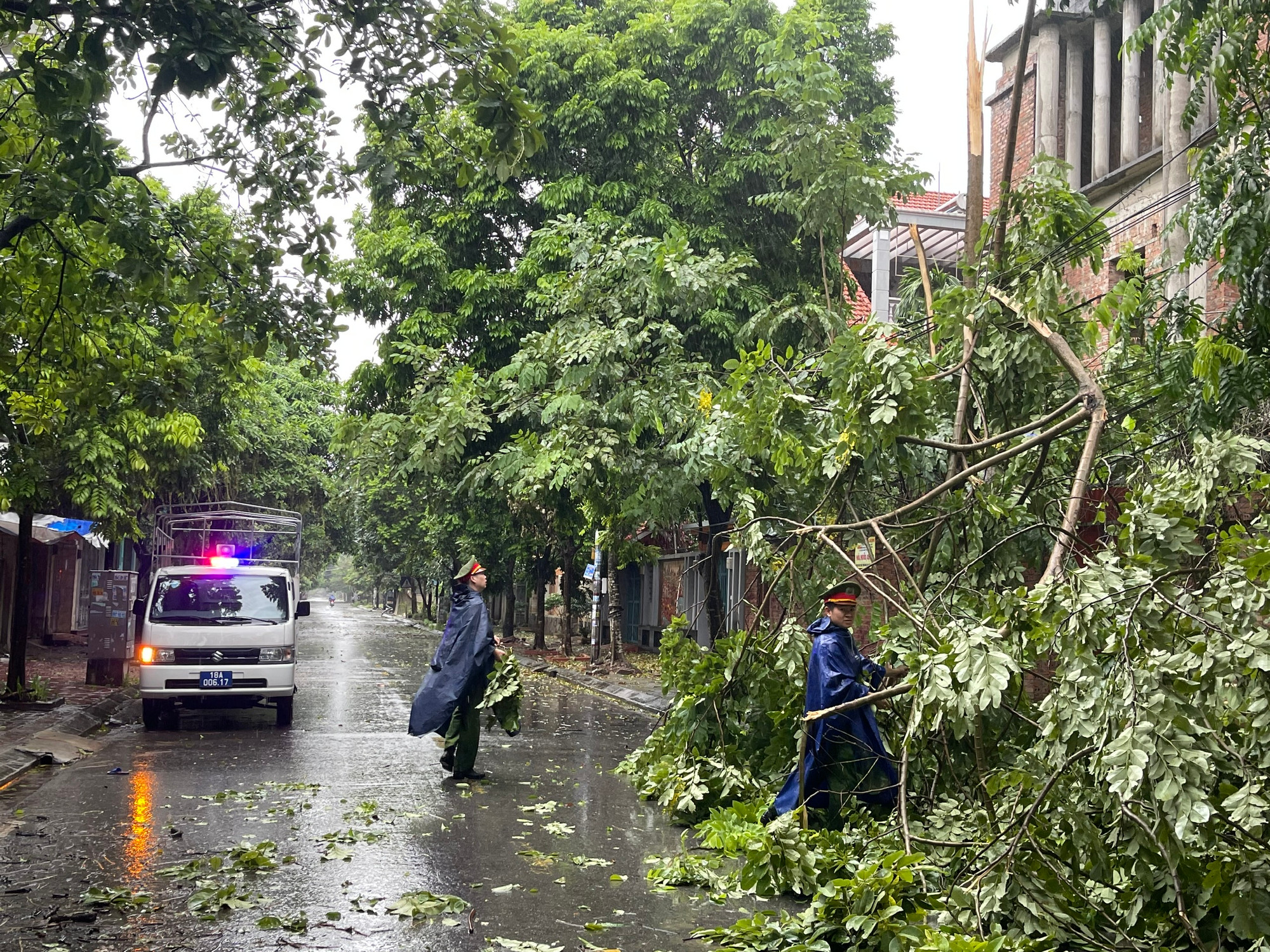 Cán bộ, chiến sĩ Công an phường Lộc Hoà, Thành phố Nam Định thu dọn cây gãy đổ cản trở giao thông trên địa bàn.