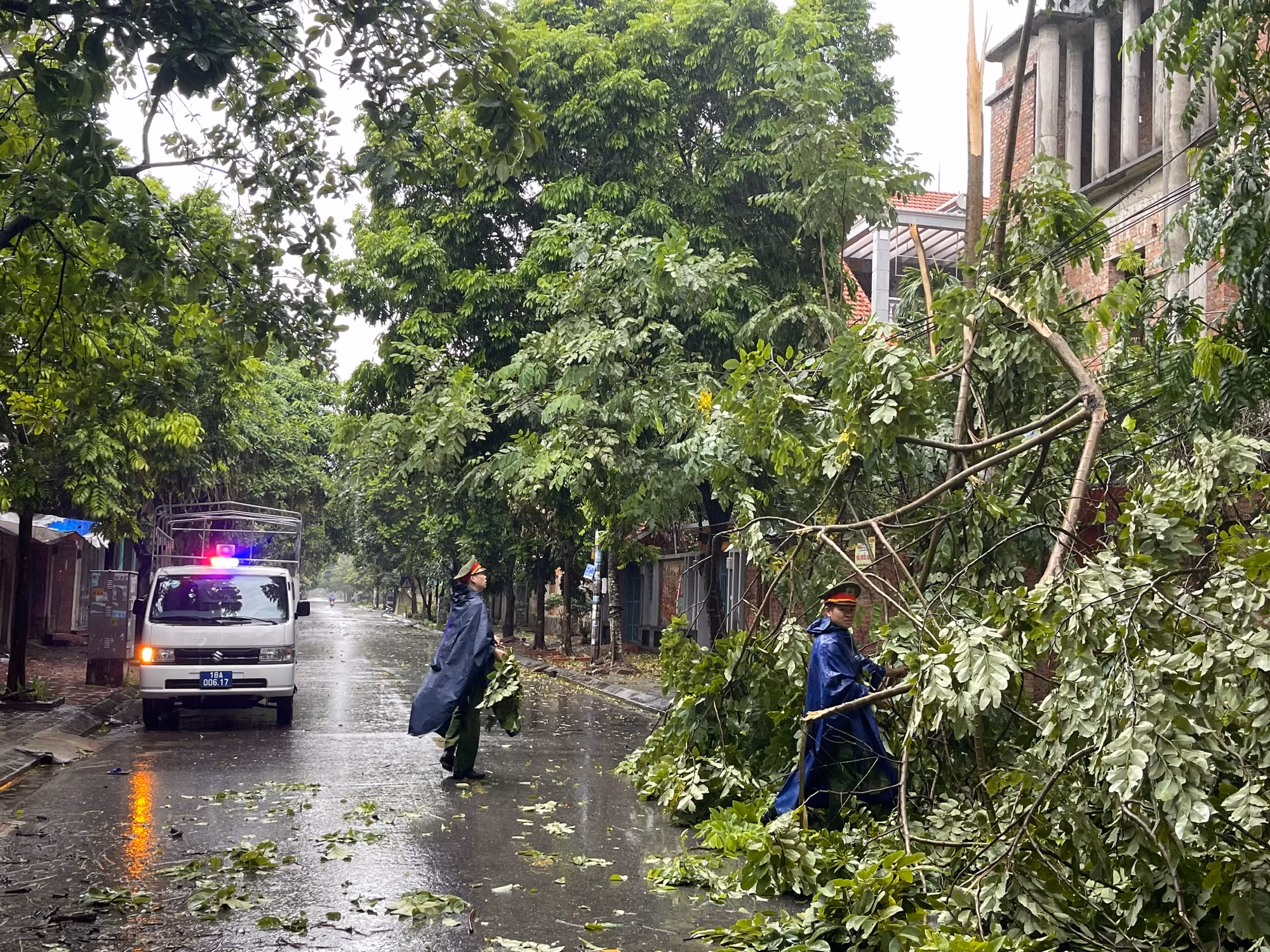 Cán bộ, chiến sĩ Công an phường Lộc Hoà, Thành phố Nam Định thu dọn cây gãy đổ cản trở giao thông trên địa bàn.