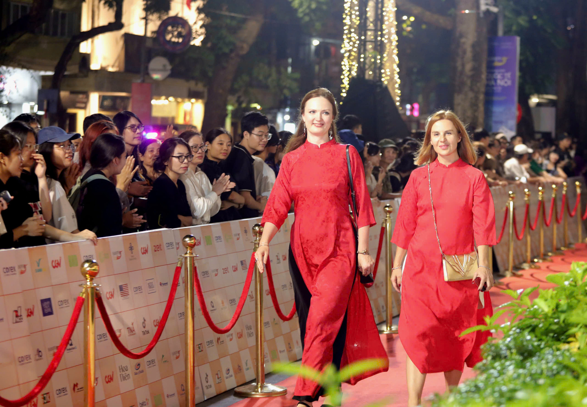 Các nghệ sĩ quốc tế trong tà áo dài Việt.