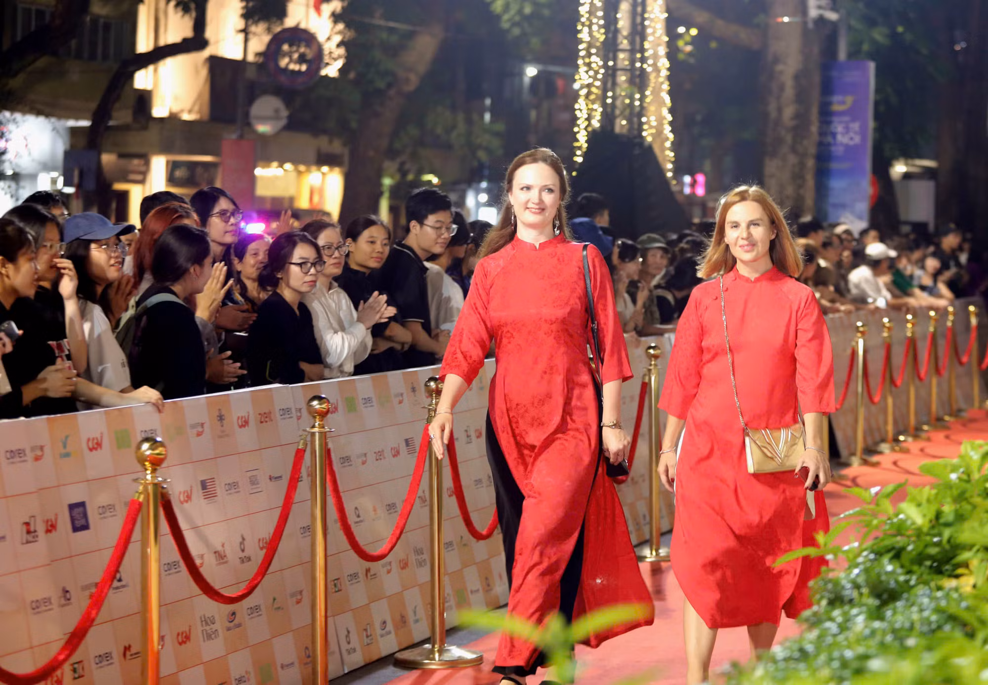 Các nghệ sĩ quốc tế trong tà áo dài Việt.