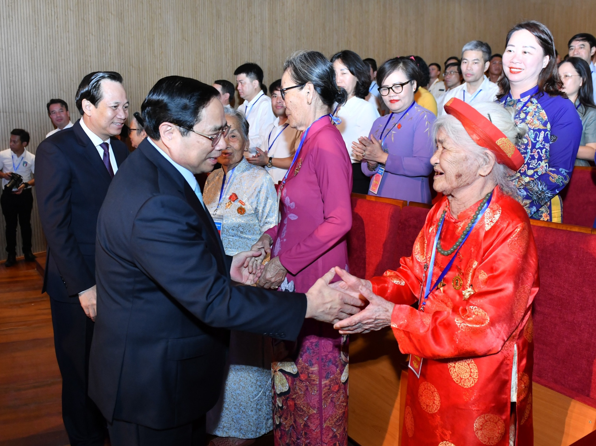 Thủ tướng Phạm Minh Chính với các Mẹ Việt Nam Anh hùng và các đại biểu dự hội nghị.