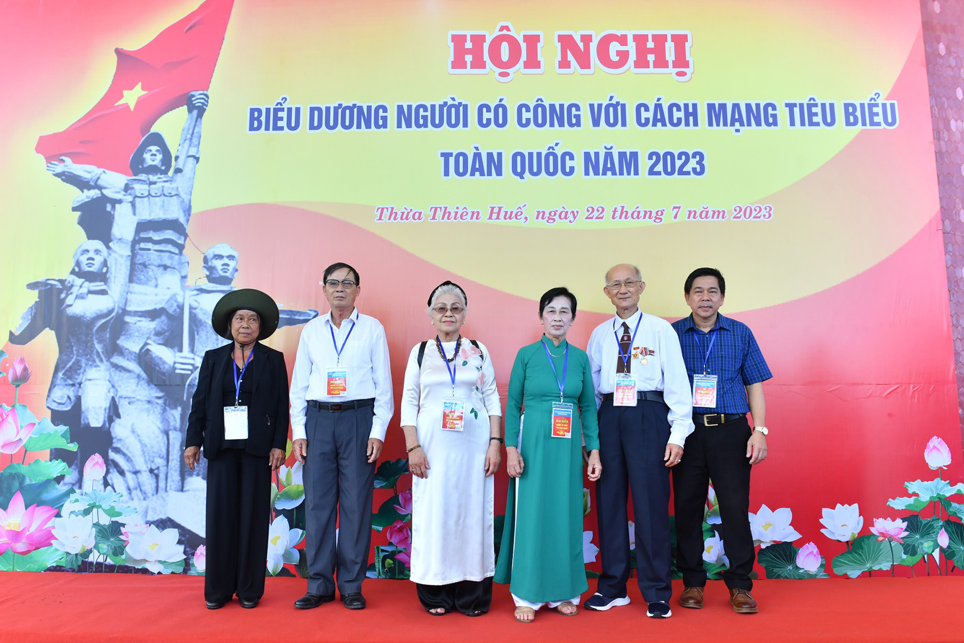 Các cán bộ đi B và thân nhân của cán bộ đi B hiện diện tại Hội nghị.