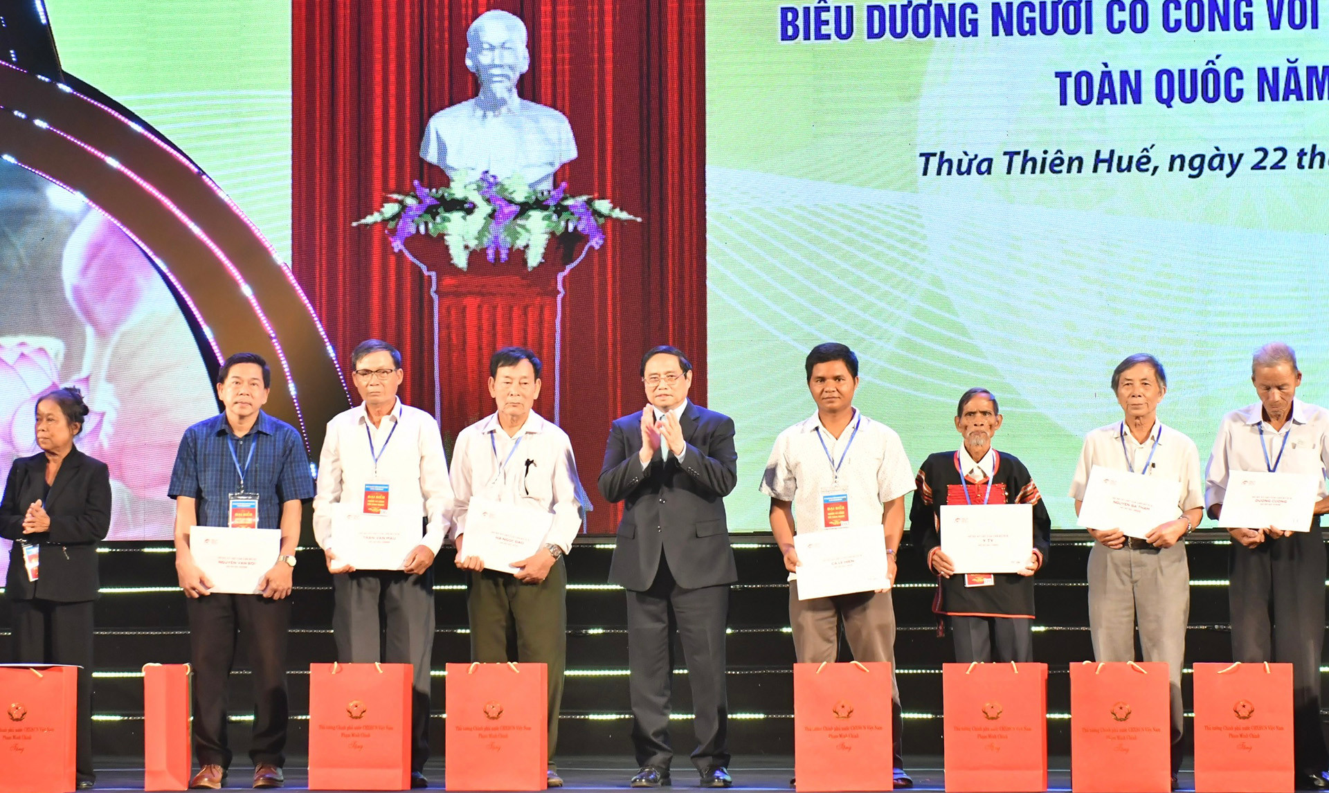 Thủ tướng Phạm Minh Chính tặng quà và trao kỷ vật cho cán bộ đi B và thân nhân của cán bộ đi B.