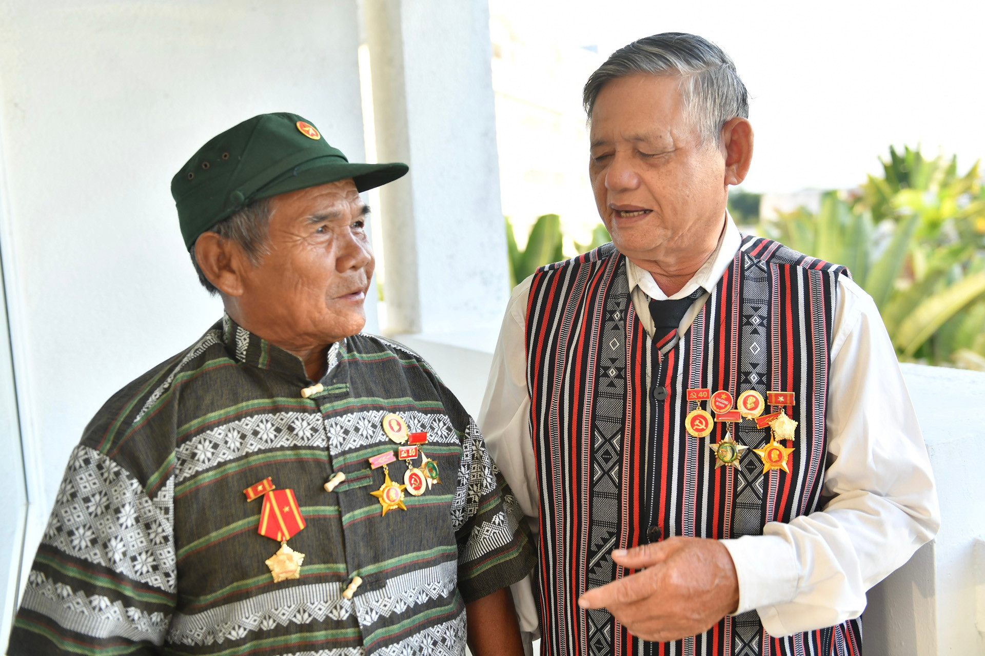 Đại biểu người có công Phạm Xuân Dương và thương binh Đinh Văn Lật, dân tộc Hrê, đến từ tỉnh Quảng Ngãi.