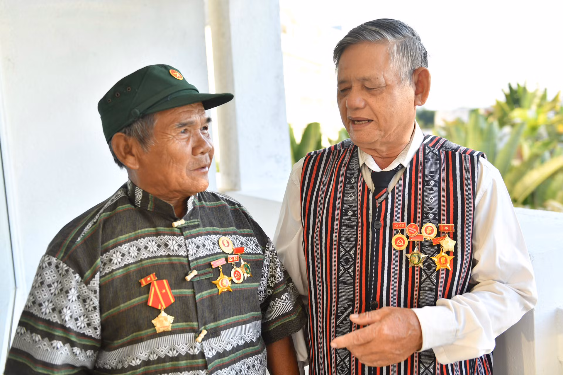 Đại biểu người có công Phạm Xuân Dương và thương binh Đinh Văn Lật, dân tộc Hrê, đến từ tỉnh Quảng Ngãi.