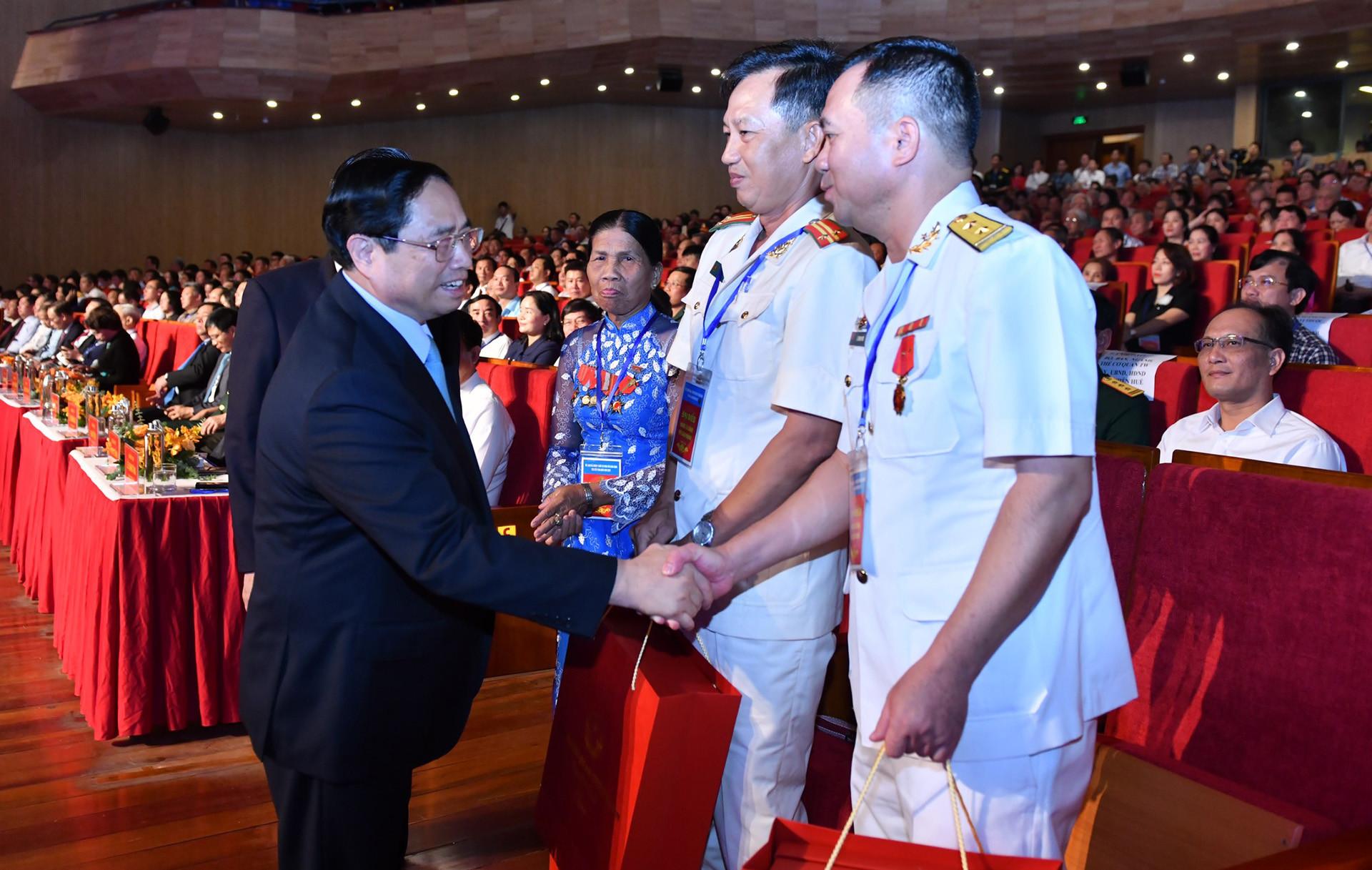 Thủ tướng Phạm Minh Chính tặng quà các đại biểu giao lưu tại chương trình.