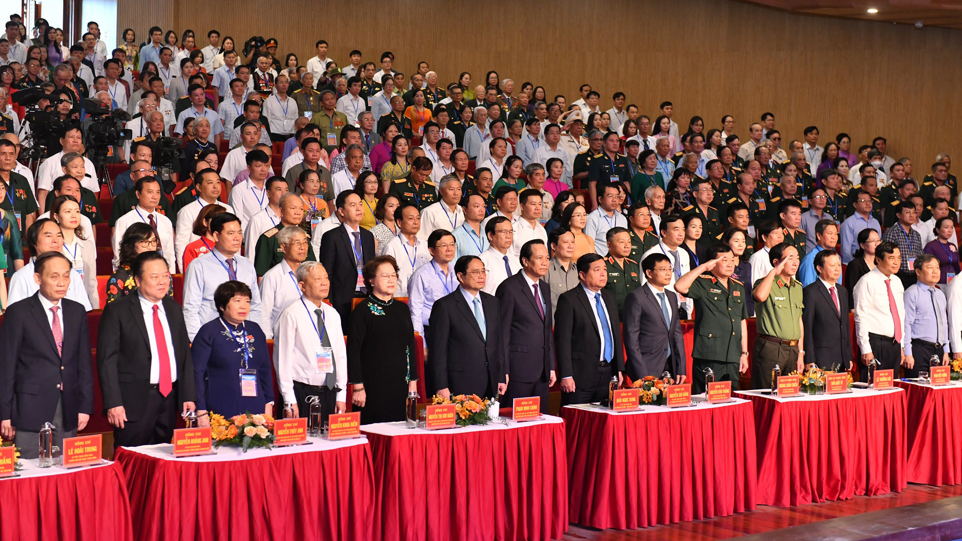 Lãnh đạo Đảng, Nhà nước và các đại biểu thực hiện nghi thức chào cờ Tổ quốc.