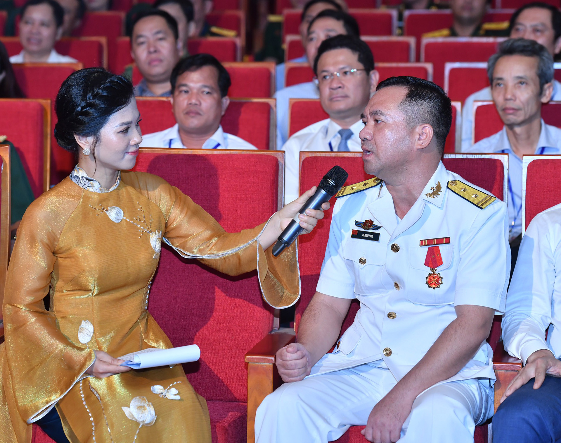 Trung tá Lê Minh Phúc, thương binh bậc 4/4, công tác tại Vùng 4 - Quân chủng Hải quân, giao lưu tại Hội nghị.