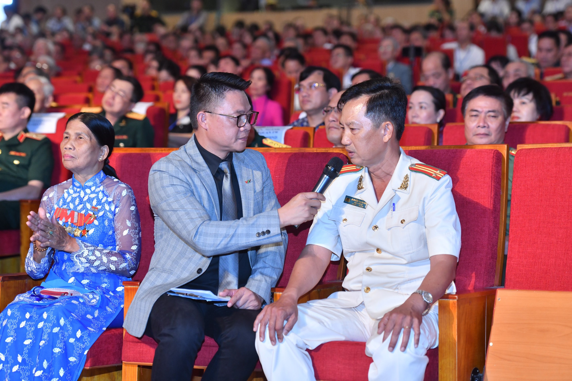 Trung tá Nguyễn Thanh Hải, Đội trưởng, Phòng Cảnh sát kinh tế, công an tỉnh Vĩnh Long, giao lưu tại Hội nghị.