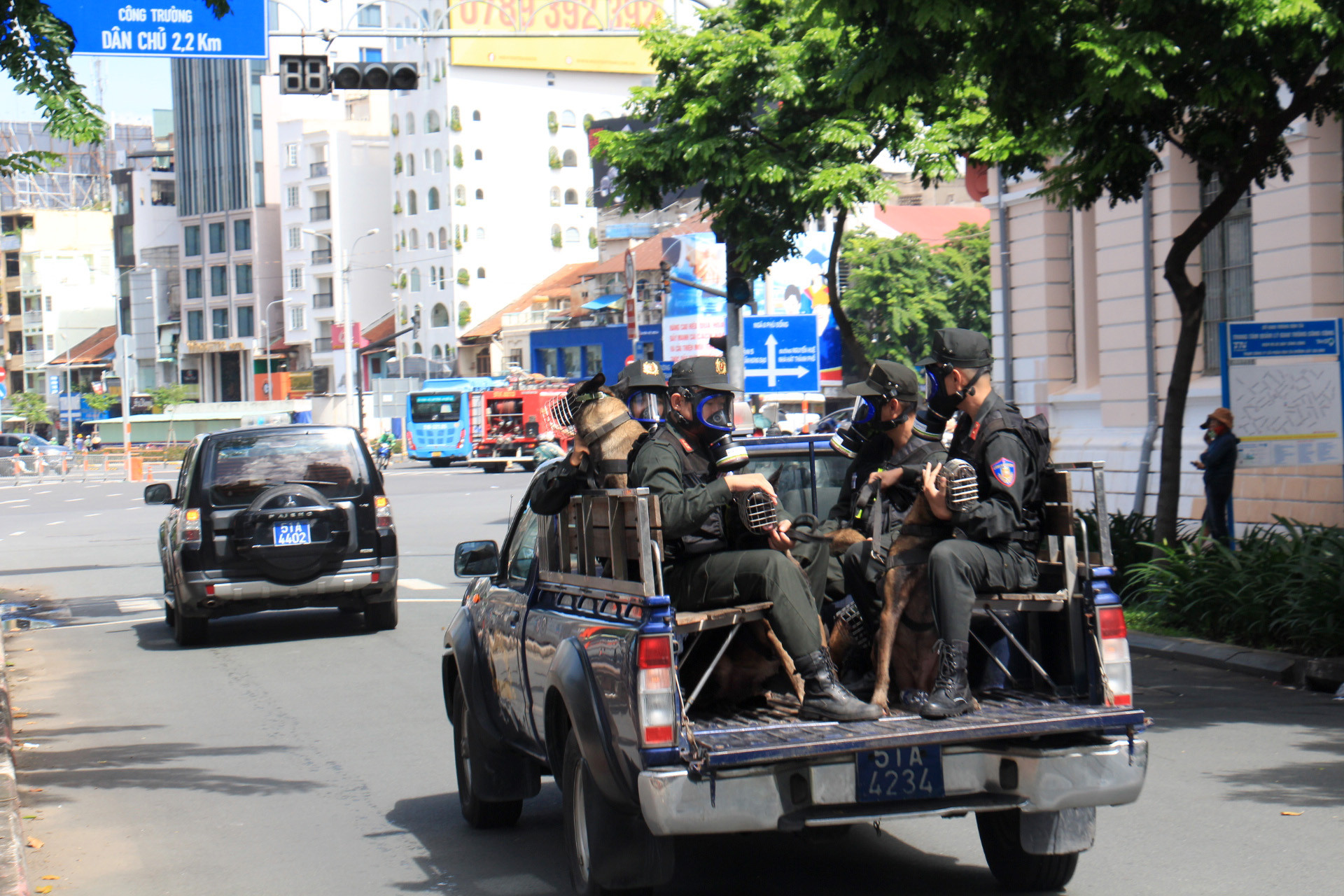 Lực lượng chó nghiệp vụ được triển khai diễn tập tham gia công tác tìm kiếm nạn nhân mắc kẹt nhằm cứu nạn, cứu hộ kịp thời.