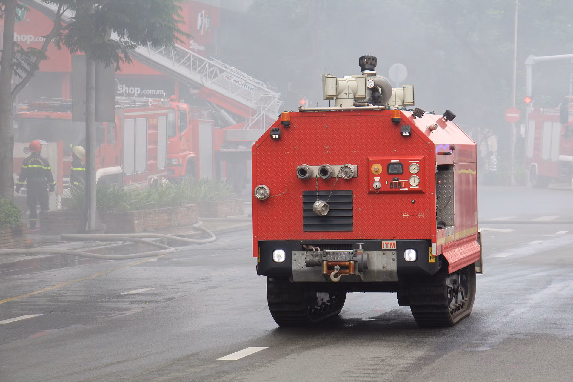 Robot chữa cháy được đưa vào tham gia công tác chữa cháy. Xe robot tự hành là loại xe chữa cháy và cứu nạn bánh xích điều khiển từ xa bằng thiết bị vô tuyến, được sản xuất tại Đức. Trên xe trang bị động cơ diezen (động cơ kéo dùng cho chuyển động tự hành) và động cơ xăng (dùng cho máy bơm chữa cháy được trang bị theo xe). Ưu điểm nổi bật của xe là khả năng tự hành vào khu vực nguy hiểm đối với con người để triển khai phun chất dập tắt đám cháy. Xe có kích thước nhỏ gọn. Trọng lượng tịnh 2,5 tấn, tổng trọng lượng 5 tấn. Dung tích két nước 2000 lít. Dung tích két bọt 150 lít.