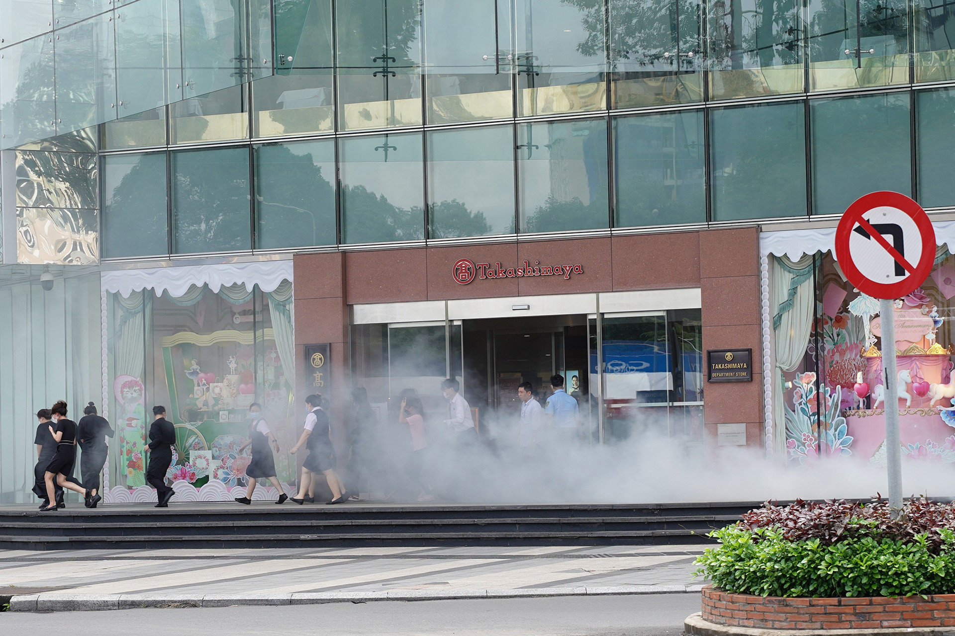 Người bị nạn chạy theo các lối thoát hiểm ra ngoài. Theo kịch bản, tại thời điểm gặp sự cố tai nạn cháy, tòa nhà hiện có khoảng 6000 người đang làm việc, cư trú và tham quan mua sắm bên trong.