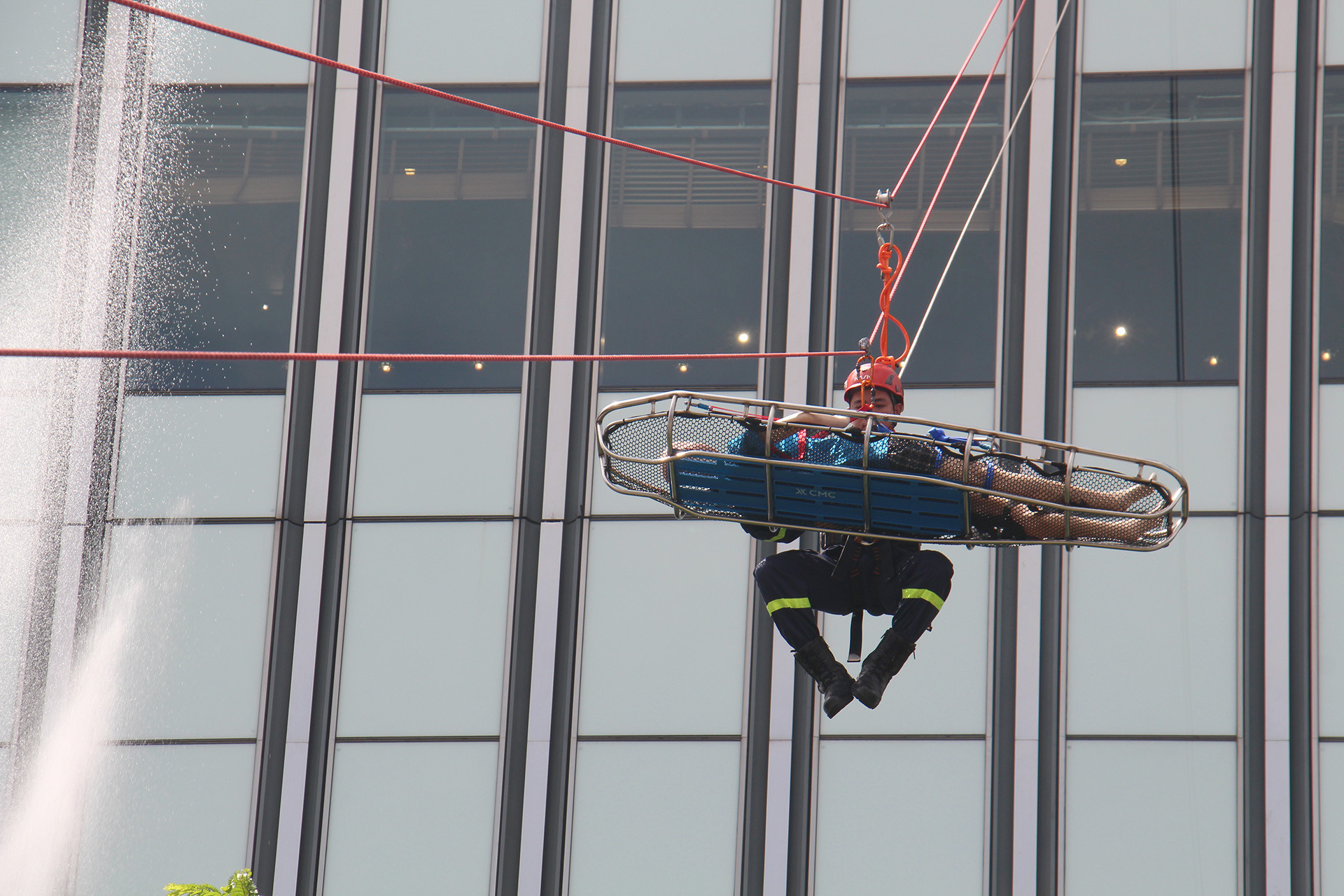 Người bị thương nặng được di chuyển từ dây xuống.