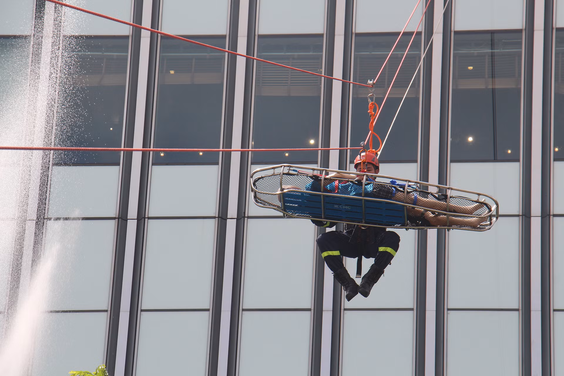 Người bị thương nặng được di chuyển từ dây xuống.