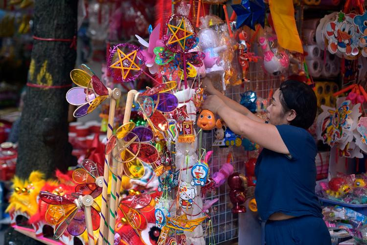 Đồ chơi 'nội' phủ đỏ phố Hàng Mã trước Tết Trung thu ảnh 4