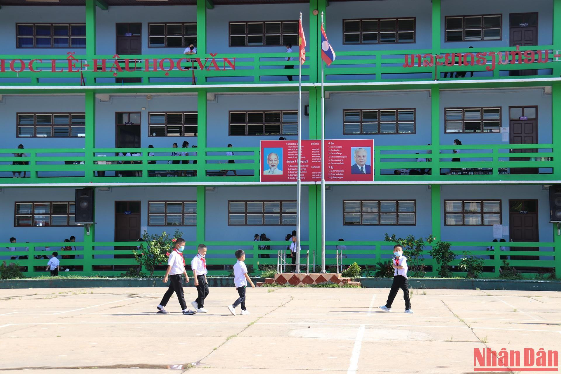 Trường song ngữ Nguyễn Du có khuôn viên rộng rãi, diện tích lên tới hơn 1 héc-ta. Trường có 2 khối nhà chính 3 tầng khang trang được bố trí thành 30 lớp học cho hơn 1.000 học sinh.