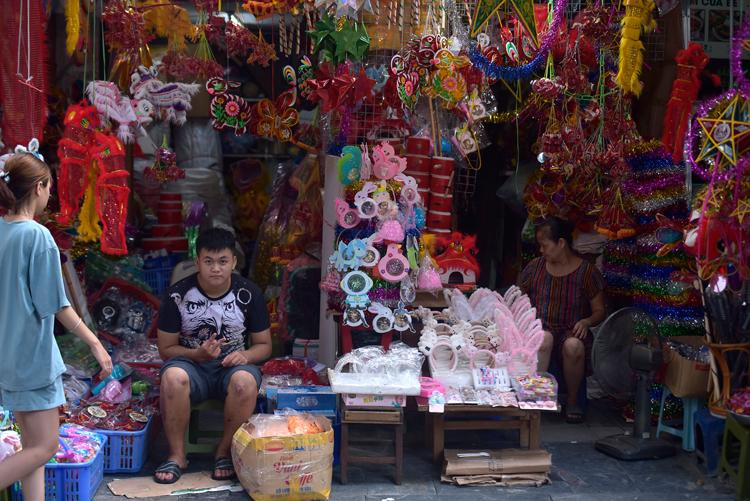 Đồ chơi 'nội' phủ đỏ phố Hàng Mã trước Tết Trung thu ảnh 3