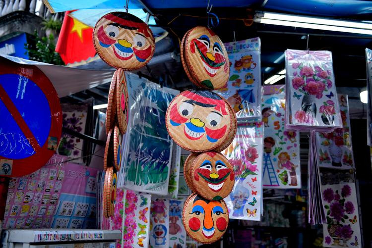 Đồ chơi 'nội' phủ đỏ phố Hàng Mã trước Tết Trung thu ảnh 7