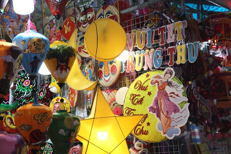 Nổi bật trong các loại đồ chơi Trung thu truyền thống là đèn ông sao. giá dao động từ 15-100 nghìn đồng, tùy kích cỡ.