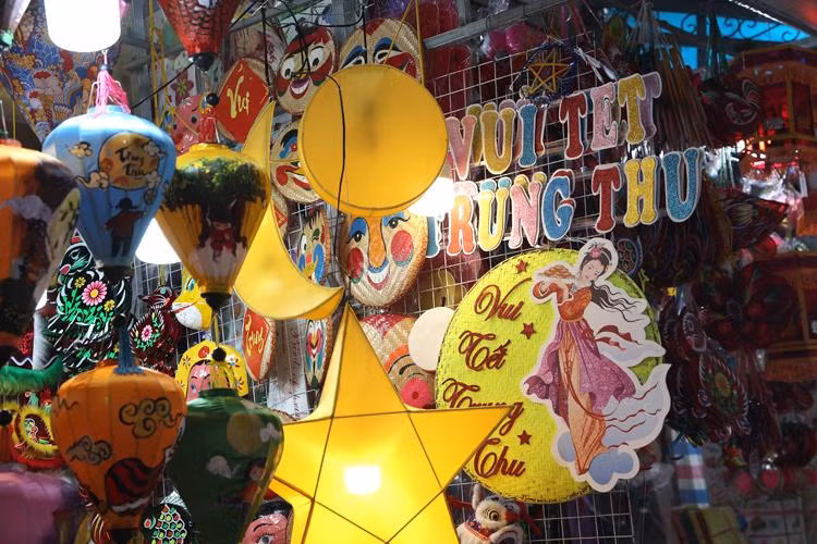 Nổi bật trong các loại đồ chơi Trung thu truyền thống là đèn ông sao. giá dao động từ 15-100 nghìn đồng, tùy kích cỡ.