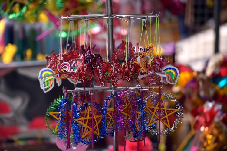 Đồ chơi 'nội' phủ đỏ phố Hàng Mã trước Tết Trung thu ảnh 2