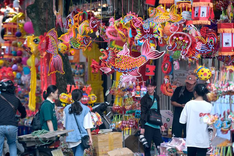 Đồ chơi 'nội' phủ đỏ phố Hàng Mã trước Tết Trung thu ảnh 6