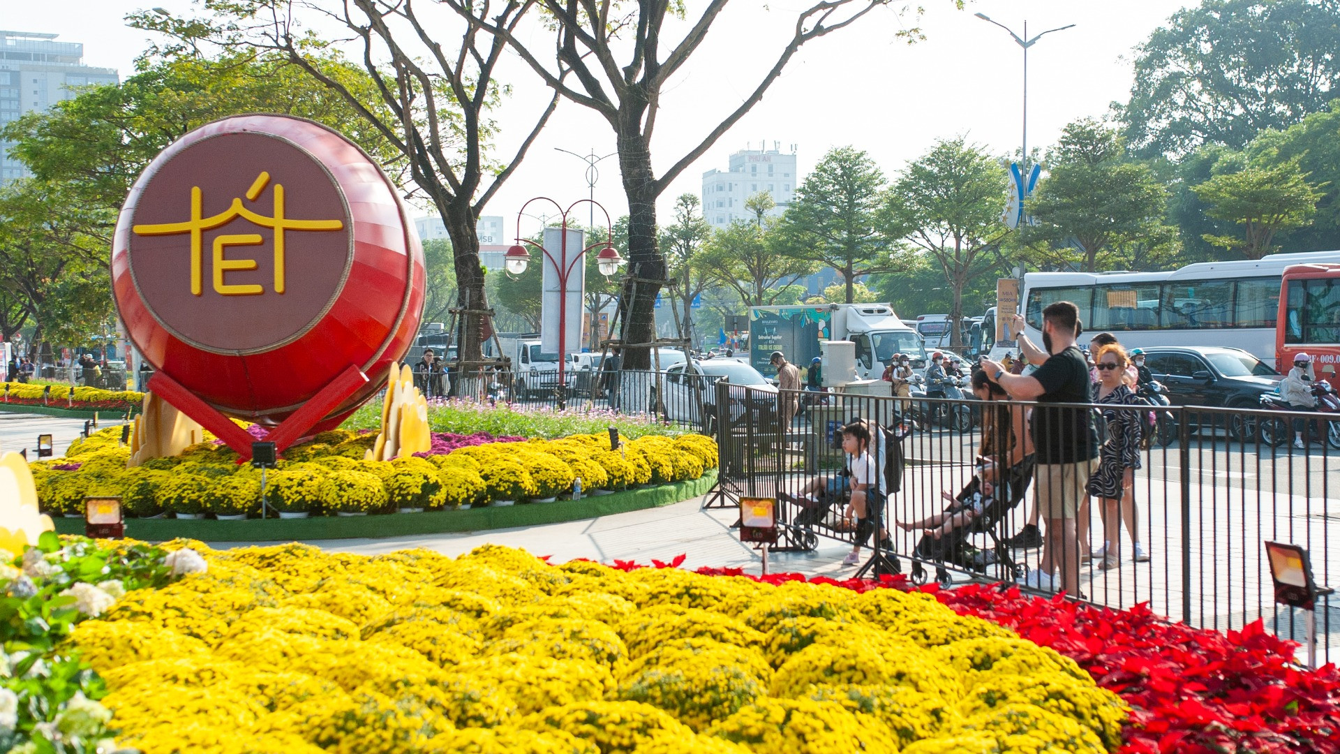 Không gian đường hoa Bạch Đằng thu hút nhiều du khách.