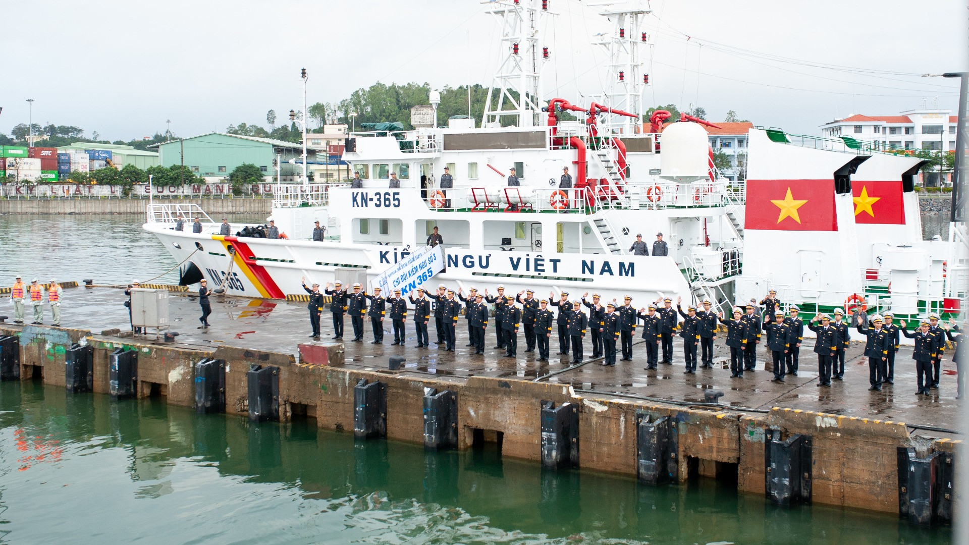 Chào tạm biệt đoàn.