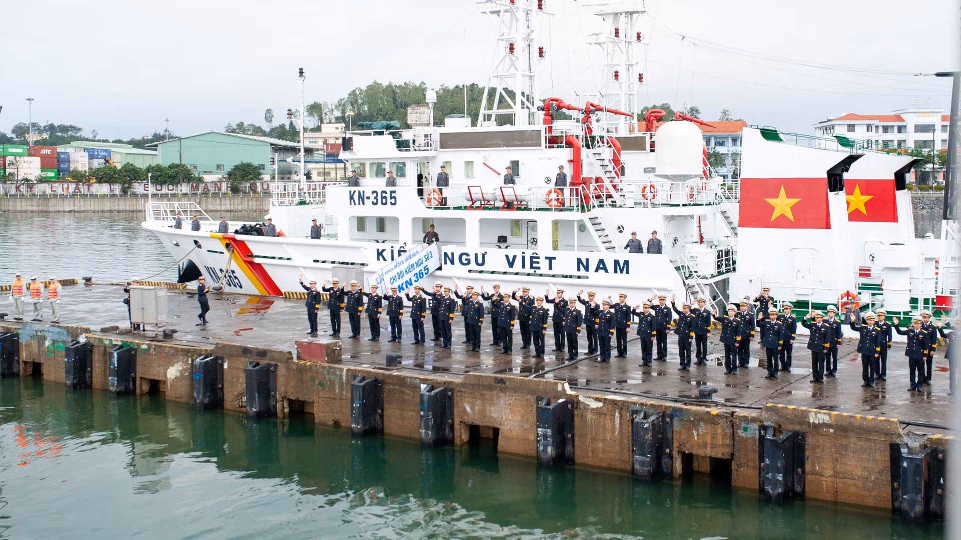 Chào tạm biệt đoàn.