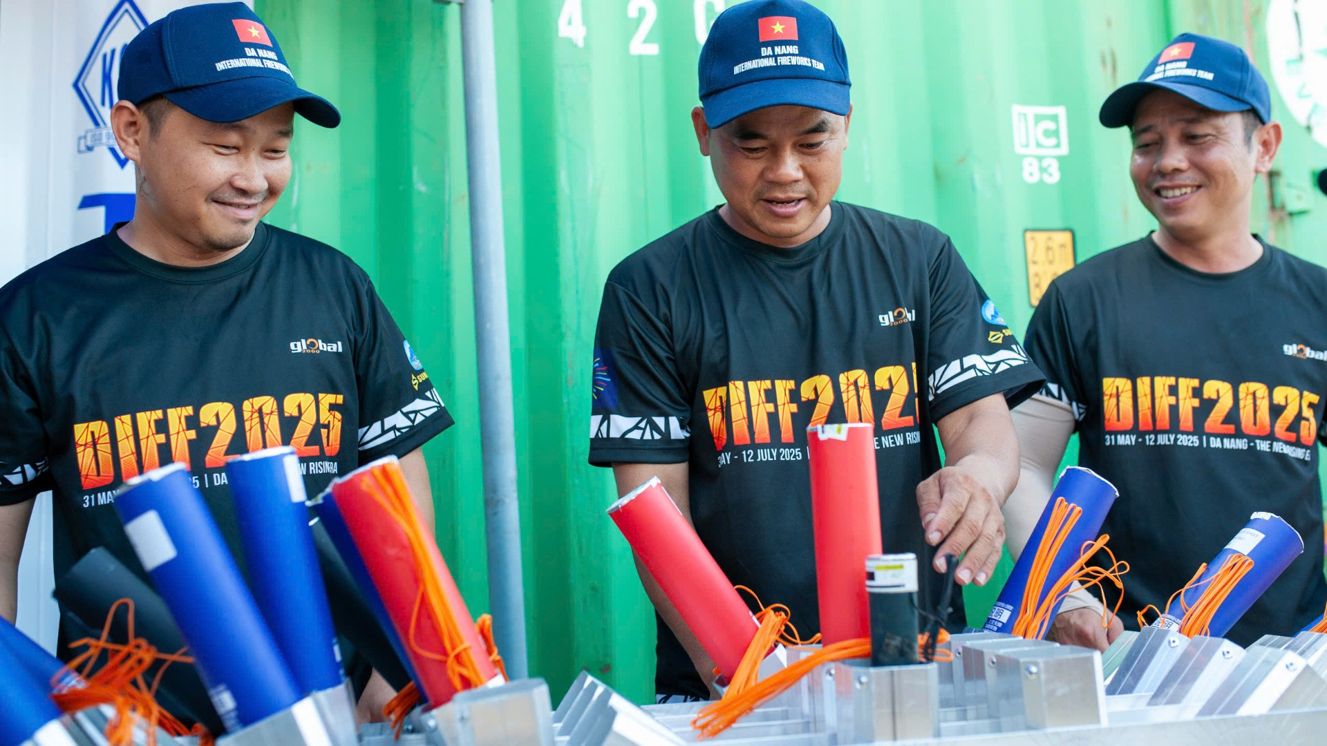 Là đội chủ nhà gắn bó xuyên suốt 14 năm với Lễ hội, đội Pháo hoa quốc tế Đà Nẵng (Việt Nam 1) một lần nữa đảm nhận trọng trách mở màn.