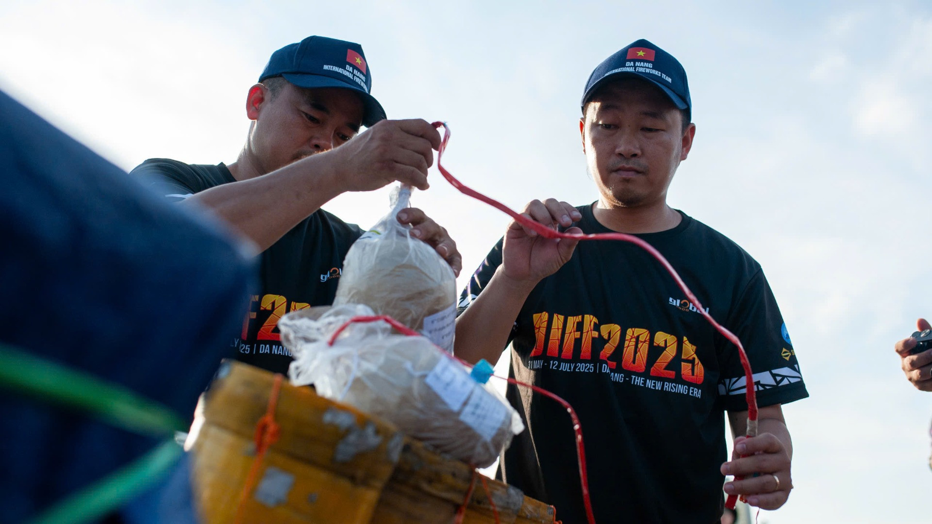"Bằng những giai điệu âm nhạc và hiệu ứng sắc màu rực rỡ của pháo hoa, chúng tôi mong muốn giới thiệu đến bạn bè quốc tế về nền văn hóa tiên tiến, đậm đà bản sắc dân tộc Việt Nam", ông Nghĩa Hoàng, đội trưởng đội Việt Nam 1 chia sẻ với phóng viên.