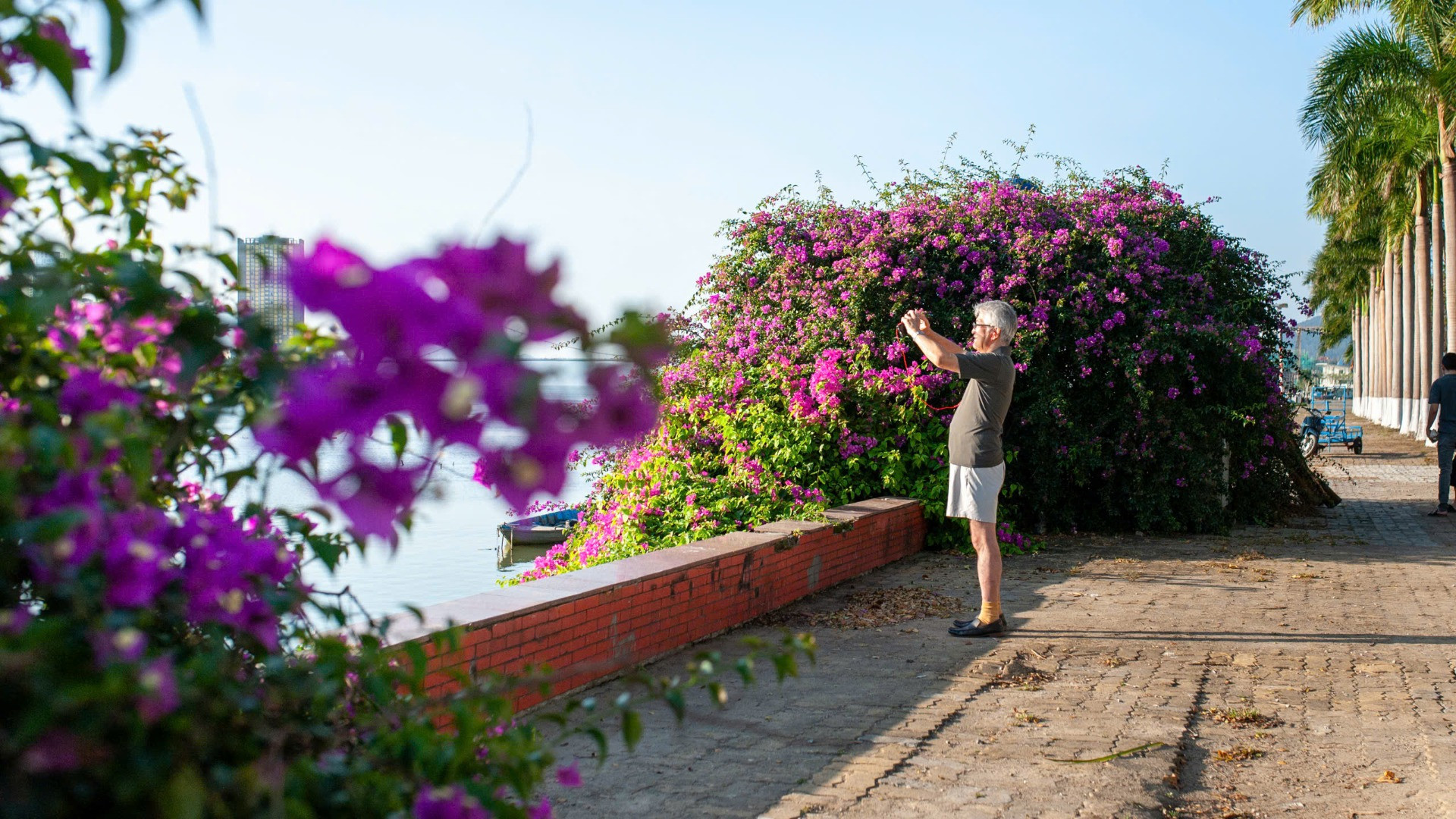 Du khách trải nghiệm không gian bên bờ sông Hàn thơ mộng. Du khách trải nghiệm không gian bên bờ sông Hàn thơ mộng.