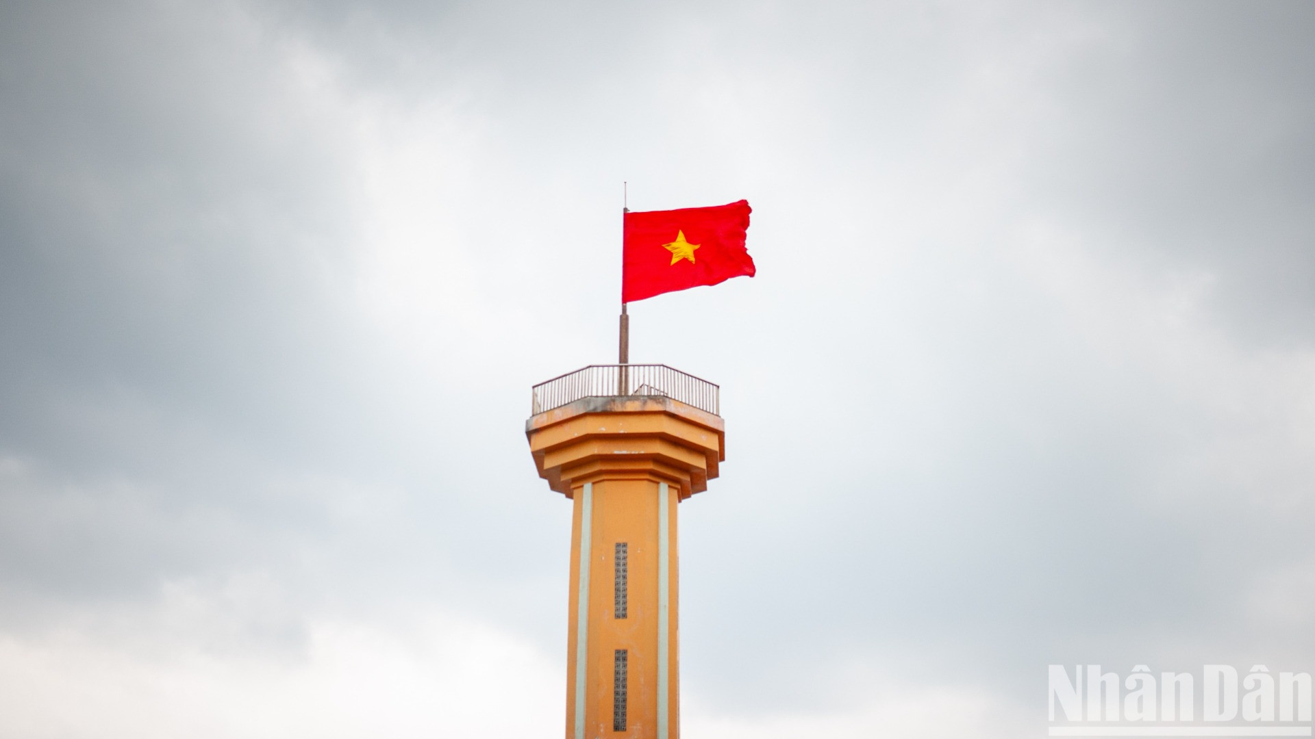 Với chiều cao 20m, cột cờ Tổ quốc hiên ngang tung bay lá cờ, khẳng định chủ quyền thiêng liêng của biển đảo.