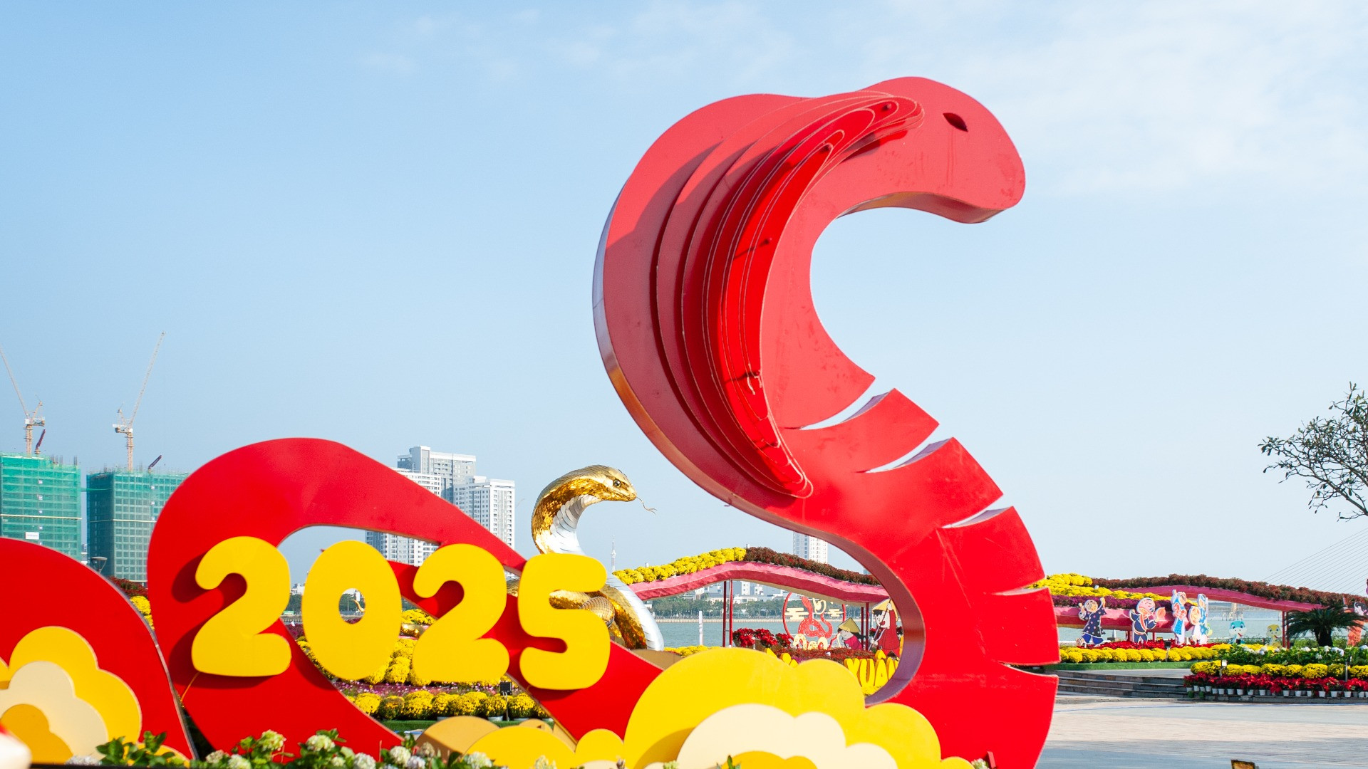 Các tiểu cảnh chung quanh góp phần làm nổi bật màu vàng óng ánh của linh vật rắn.