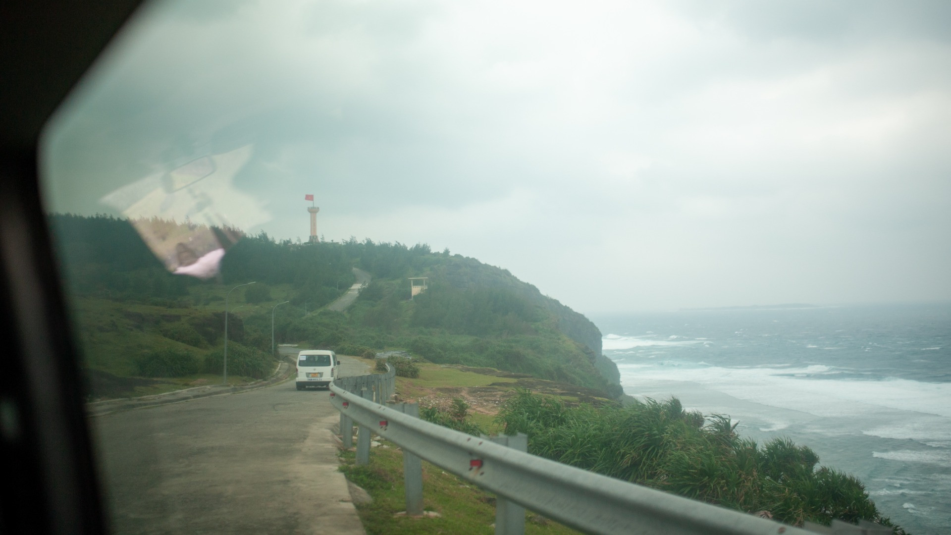 Tiếp tục hành trình, chúng tôi di chuyển đến cột cờ Tổ quốc huyện đảo Lý Sơn nằm tại đỉnh núi Thới Lới - ngọn núi lửa lớn nhất ở Lý Sơn.