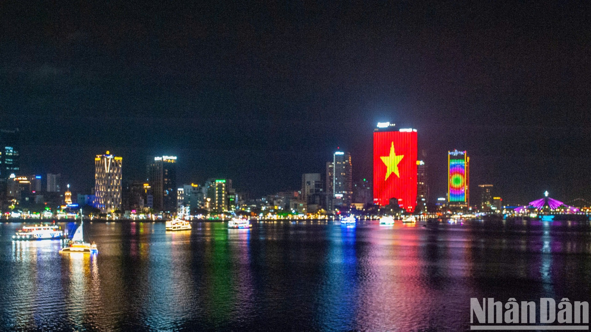 Sông Hàn rực rỡ dưới ánh đèn của các thuyền hoa.