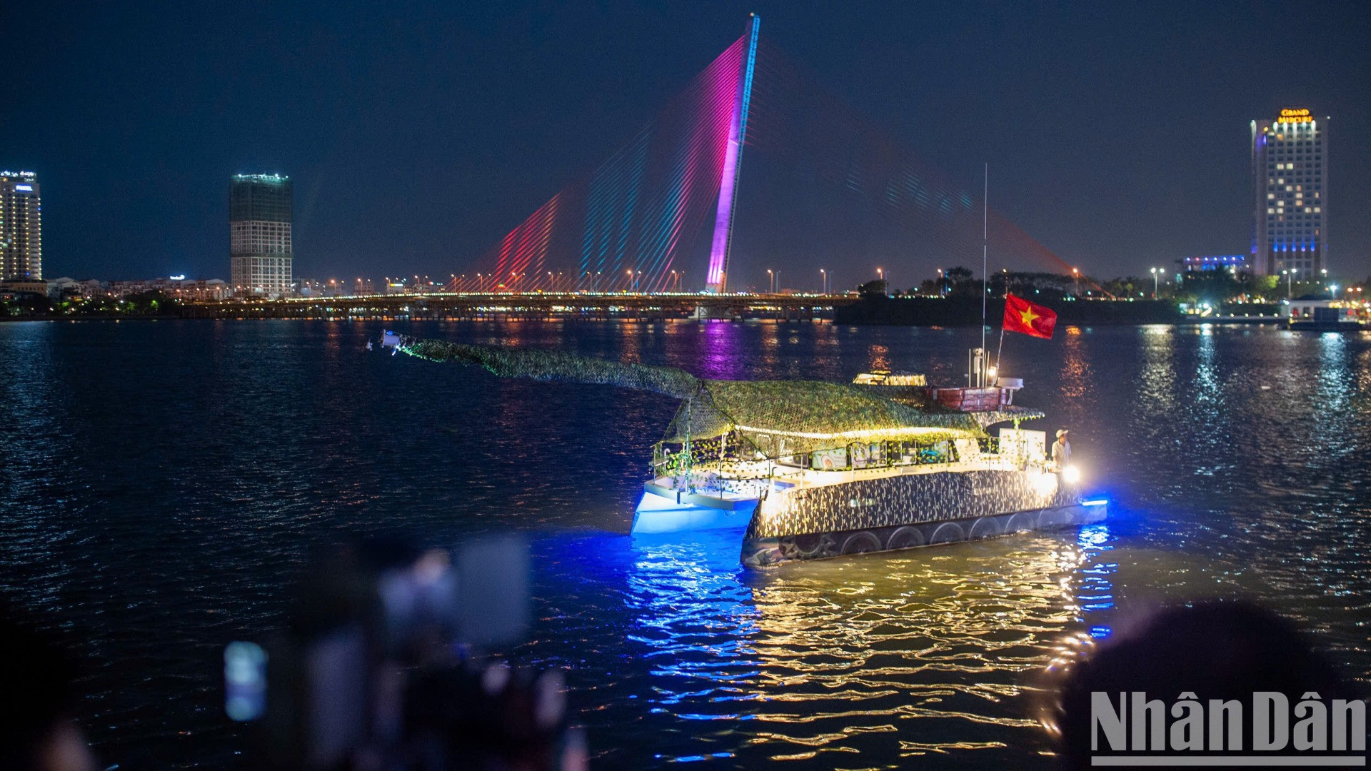 Thuyền hoa kiểu dáng xe tăng.