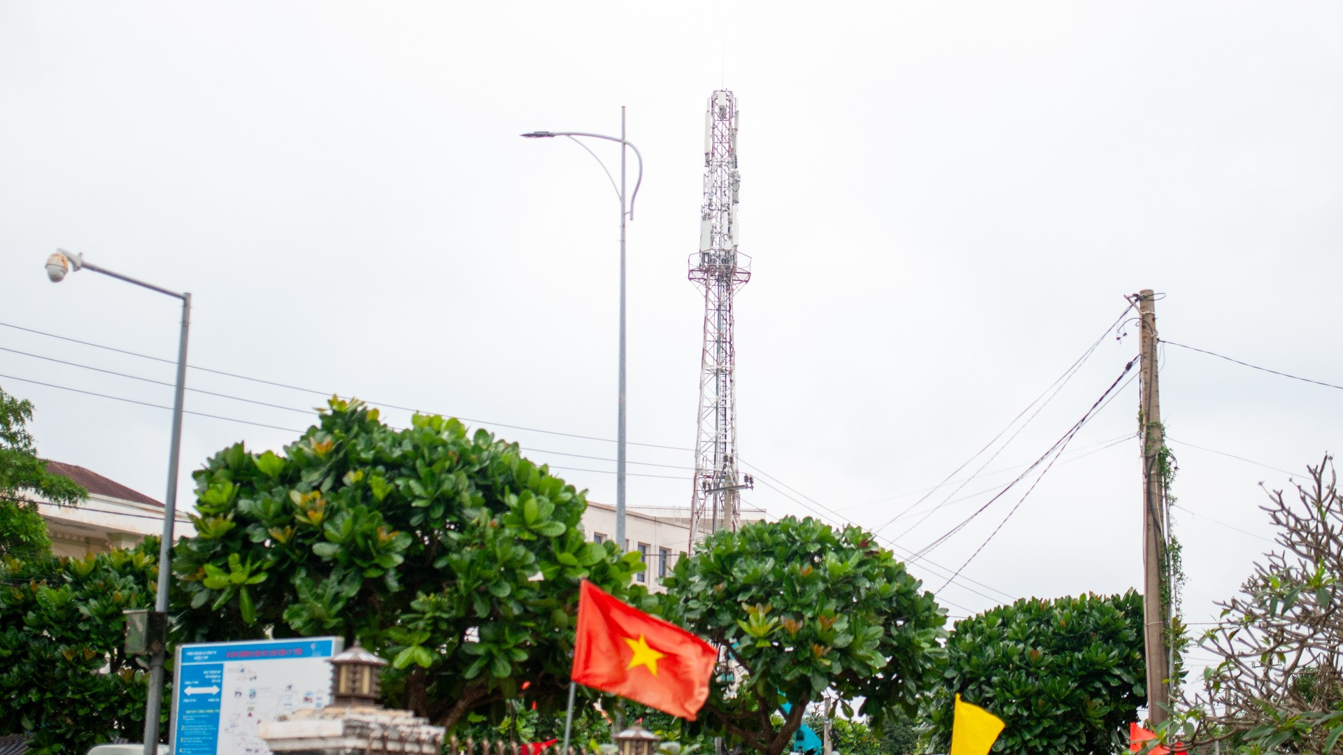 Theo người dân nơi đây, từ khi Lý Sơn có điện, cuộc sống của người dân đã có nhiều thay đổi tích cực, những ngày Tết cũng trở nên đầy đủ hơn.