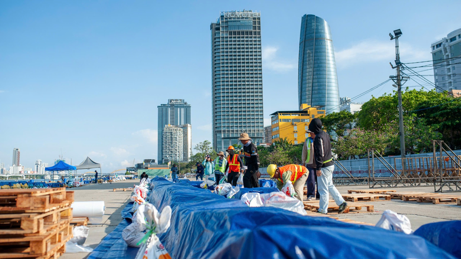 Ghi nhận tại khu vực trận địa pháo hoa (đường Bạch Đằng, quận Hải Châu) là không khí khẩn trương, miệt mài của hai đội thi và công nhân.
