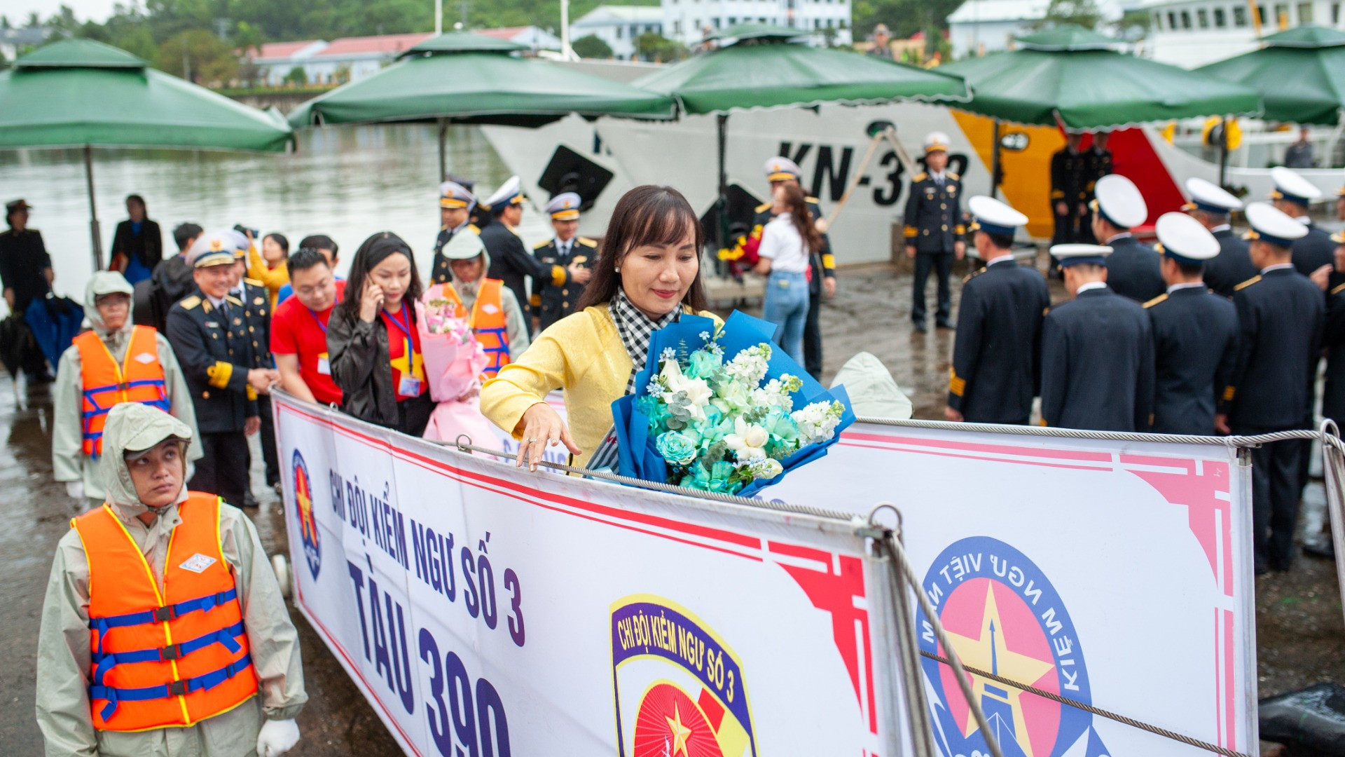 Các thành viên đoàn công tác lên tàu.