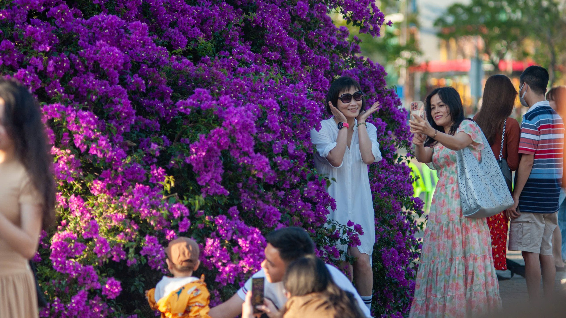 Không gian bên bờ sông Hàn trở nên sống động và rực rỡ với tiếng nói cười của người dân và du khách đến trải nghiệm. Không gian bên bờ sông Hàn trở nên sống động và rực rỡ với tiếng nói cười của người dân và du khách đến trải nghiệm.